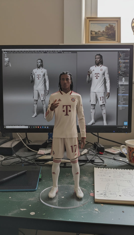 Michael Olise Colectibille Figurine | Bayern Munich